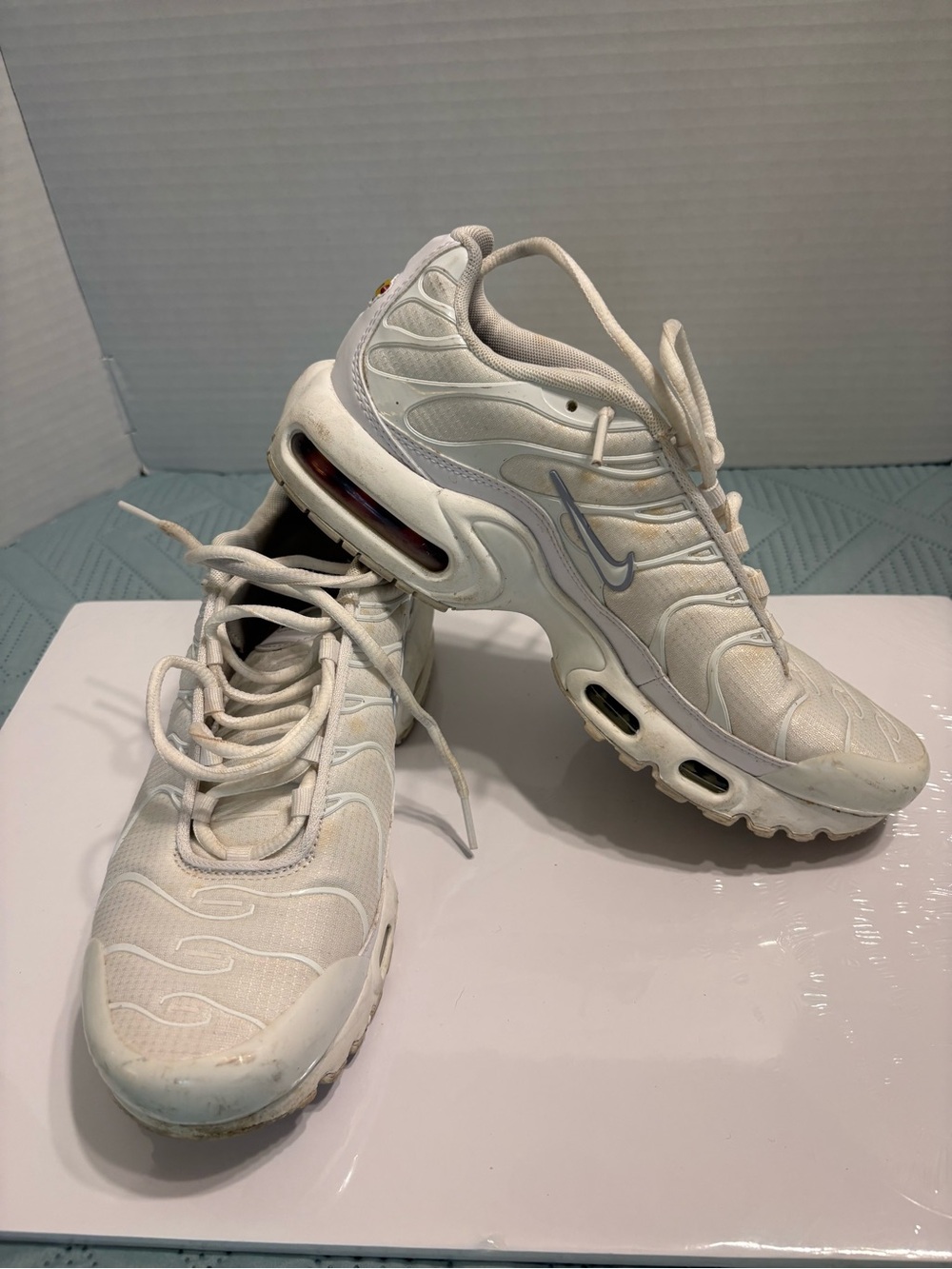 Nike Air Max Plus Shoes Triple White Mesh Running Sneaker CW7044-100 GS Sz 7Y